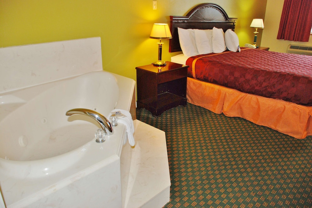 Suite, 1 King Bed (Jacuzzi) photo 1
