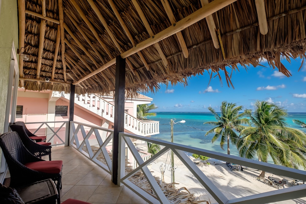 Premium Room, 1 Queen Bed, Refrigerator & Microwave, Oceanfront photo 1