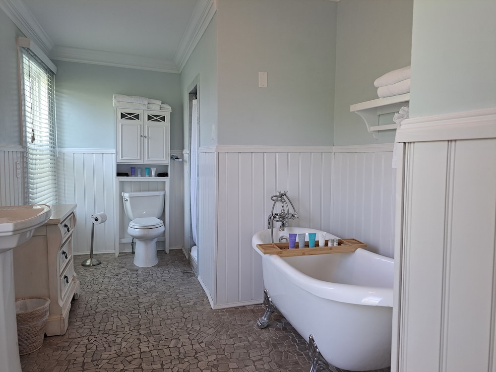 Premium Room, 2 Queen Beds, Bathtub photo 2