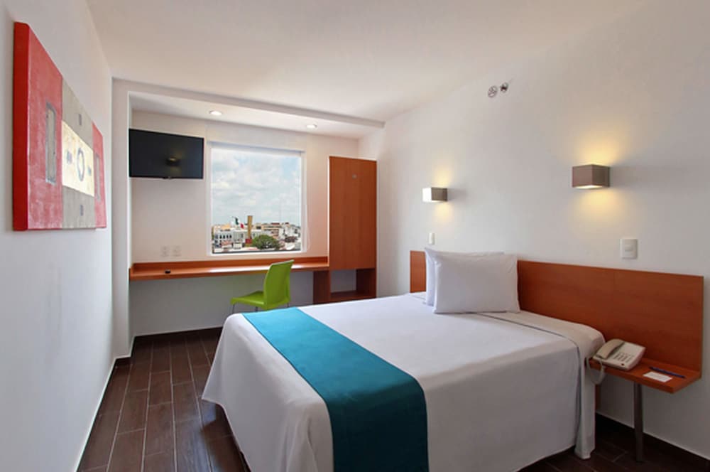 Standard Room, 1 Queen Bed photo 2