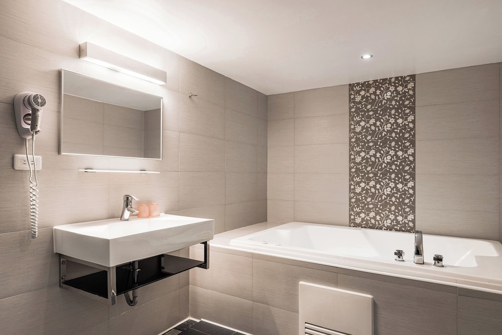 Deluxe Double Room, Non Smoking, Jetted Tub photo 3