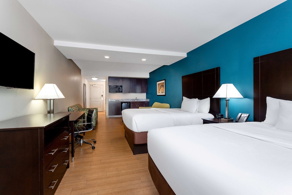 Deluxe Room, 2 Queen Beds, Non Smoking (Efficiency) photo 2