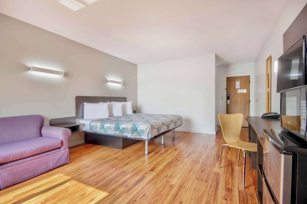 Standard Room, 1 King Bed, Non Smoking, Refrigerator - Photo 3