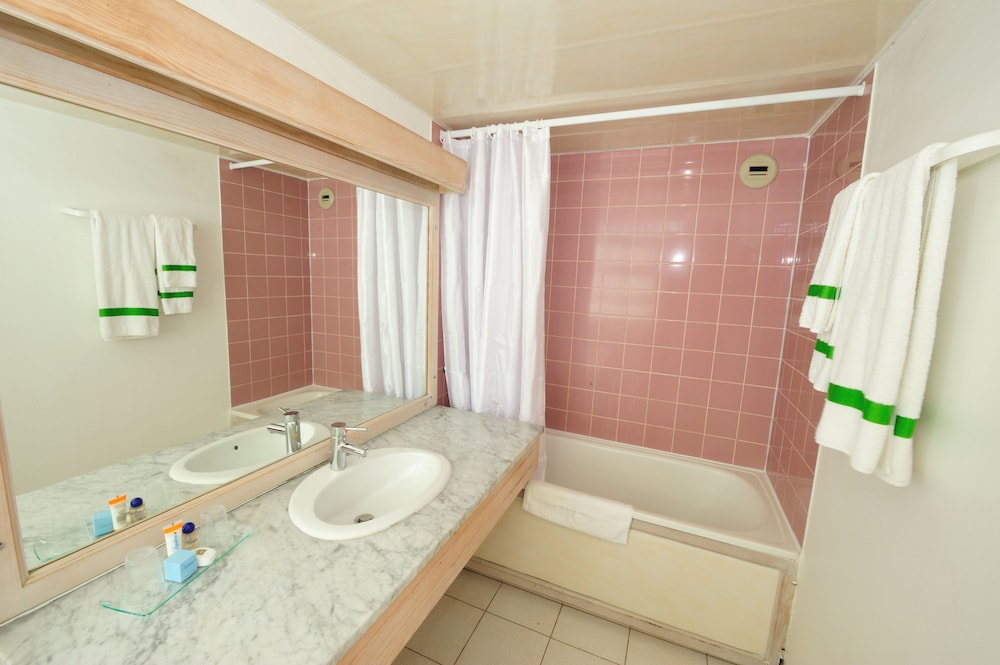 Standard Room (No Elevator) - Photo 7