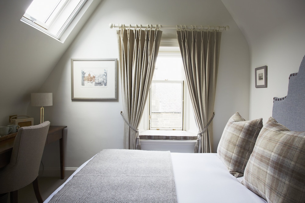 The House Superior Room (located at 5 Hampton Terrace)