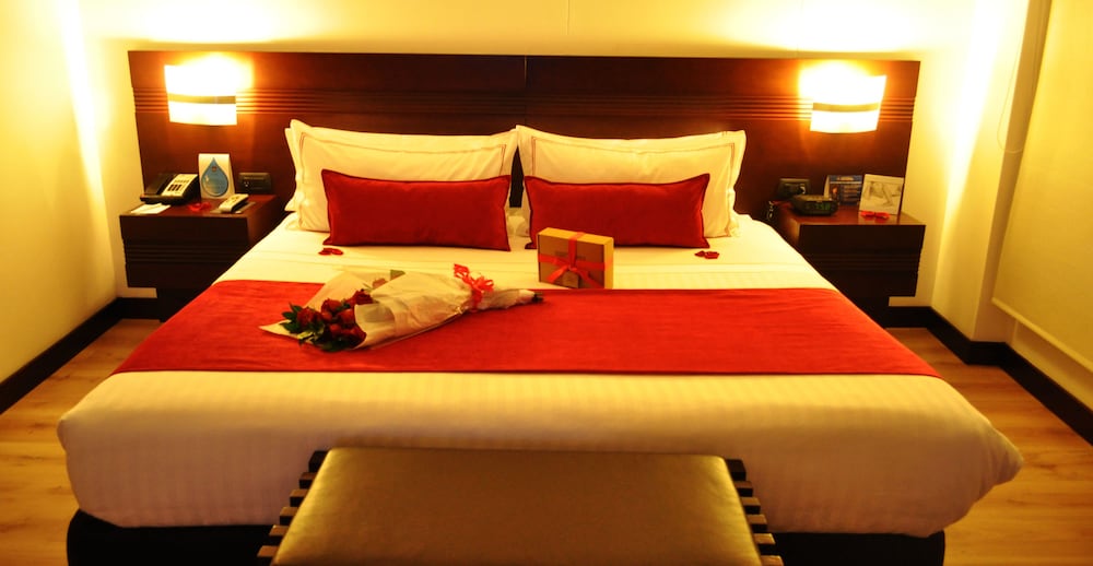 Suite, 1 King Bed, Non Smoking (Oversized Room) - Photo 2
