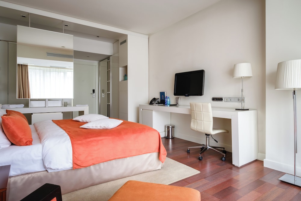 Standard Room, 1 Queen Bed - Photo 1