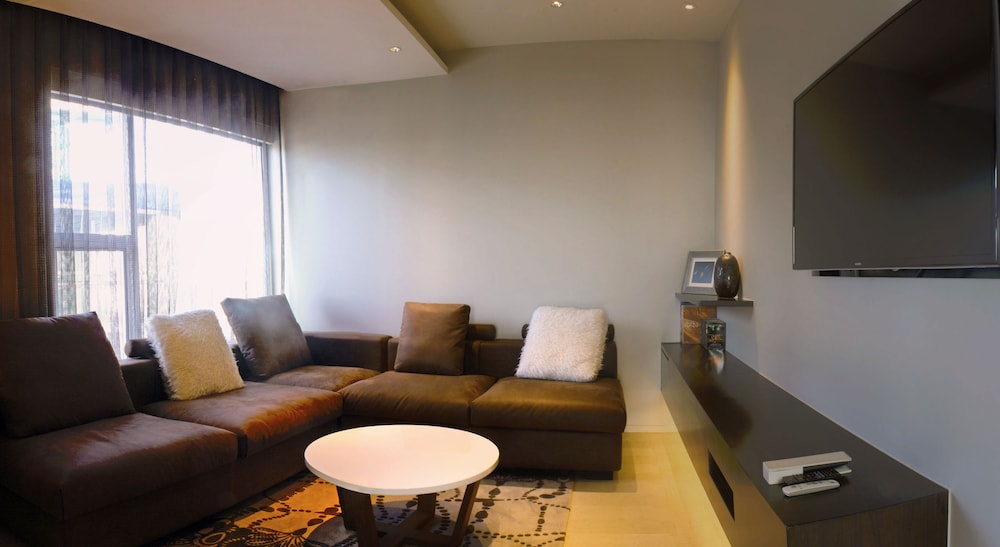 One Bedroom Suite thumbnail 5