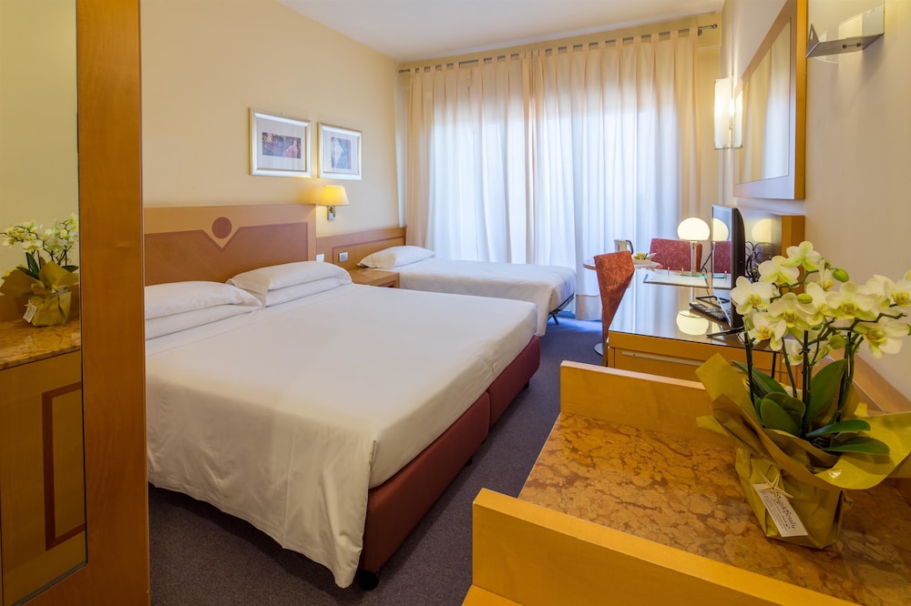 Classic Triple Room, 1 King Bed - Photo 4