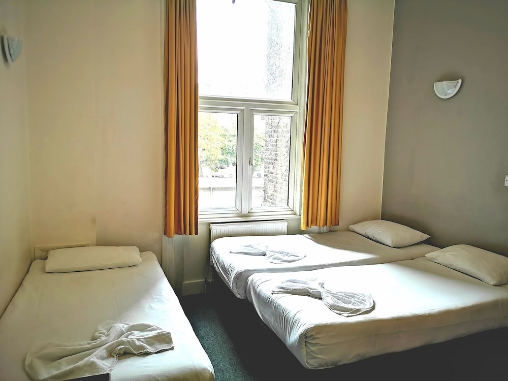 Triple Room, 3 Twin Beds photo 3