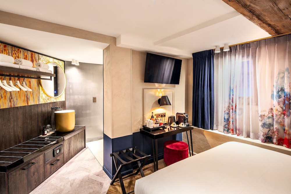 Economy Triple Room photo 2