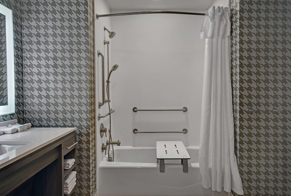 Studio, 2 Queen Beds, Accessible, Bathtub