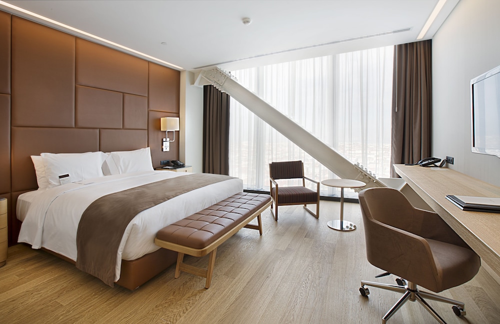 Deluxe Room, 1 King Bed (Panoramic) photo 2