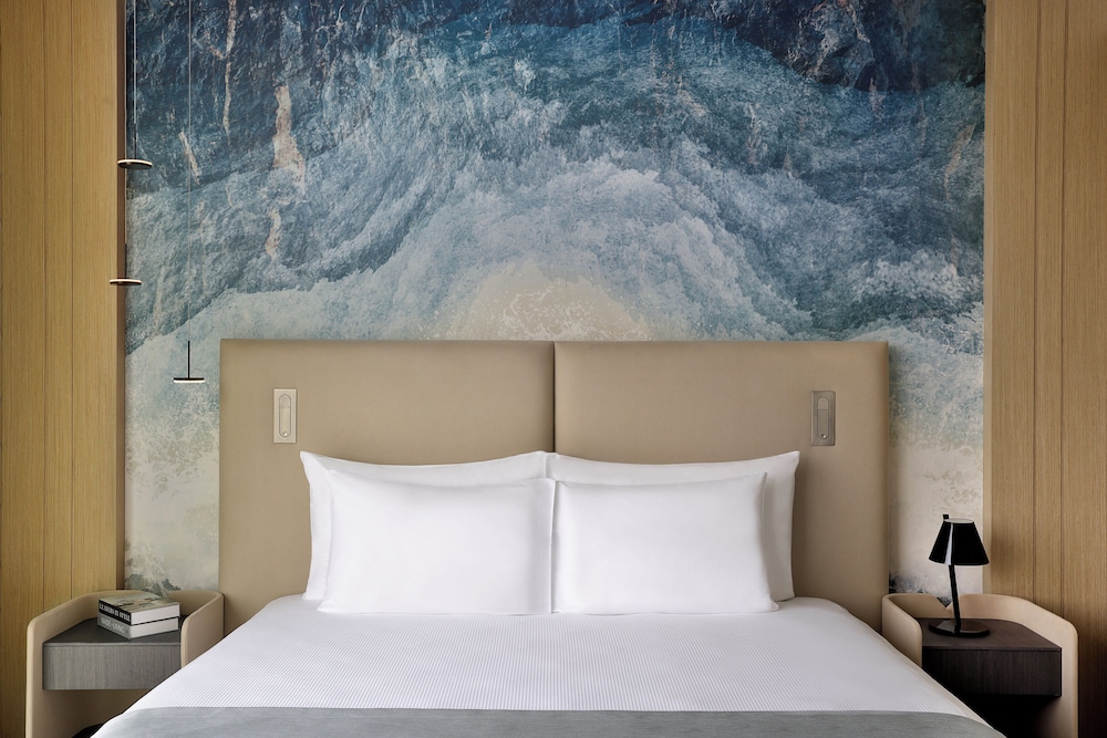 Deluxe Room thumbnail 5