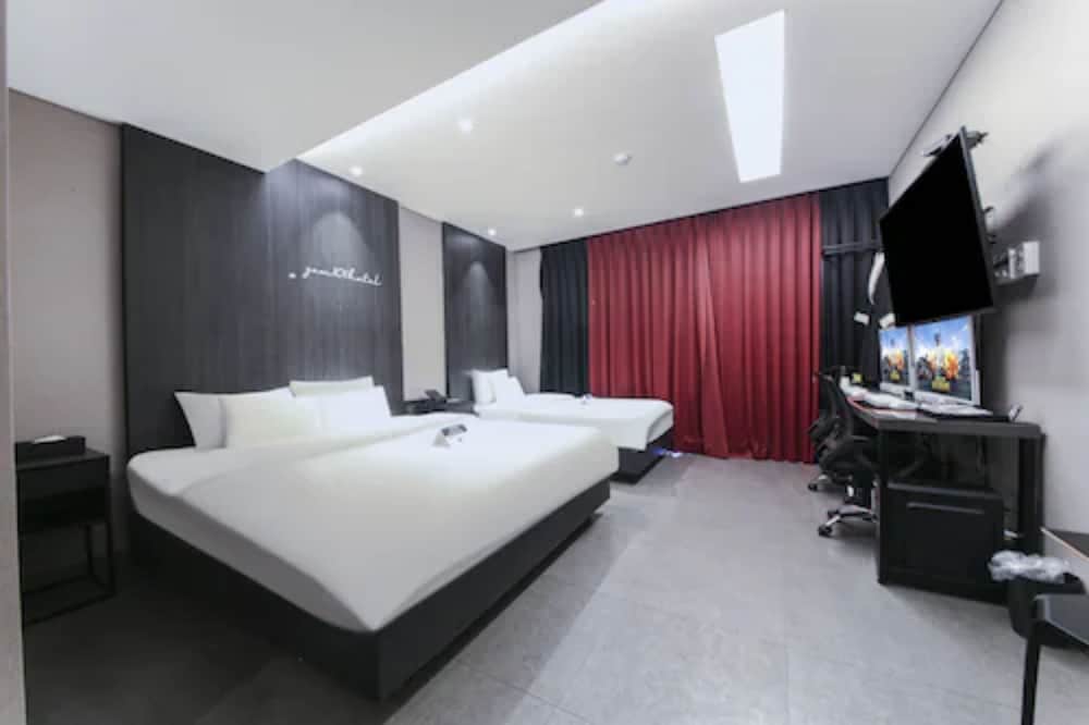 Family Twin Room - Photo 1