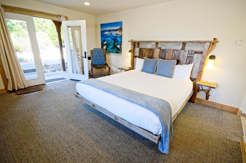 Deluxe Studio, 1 King Bed, Kitchen, Lake View photo 1