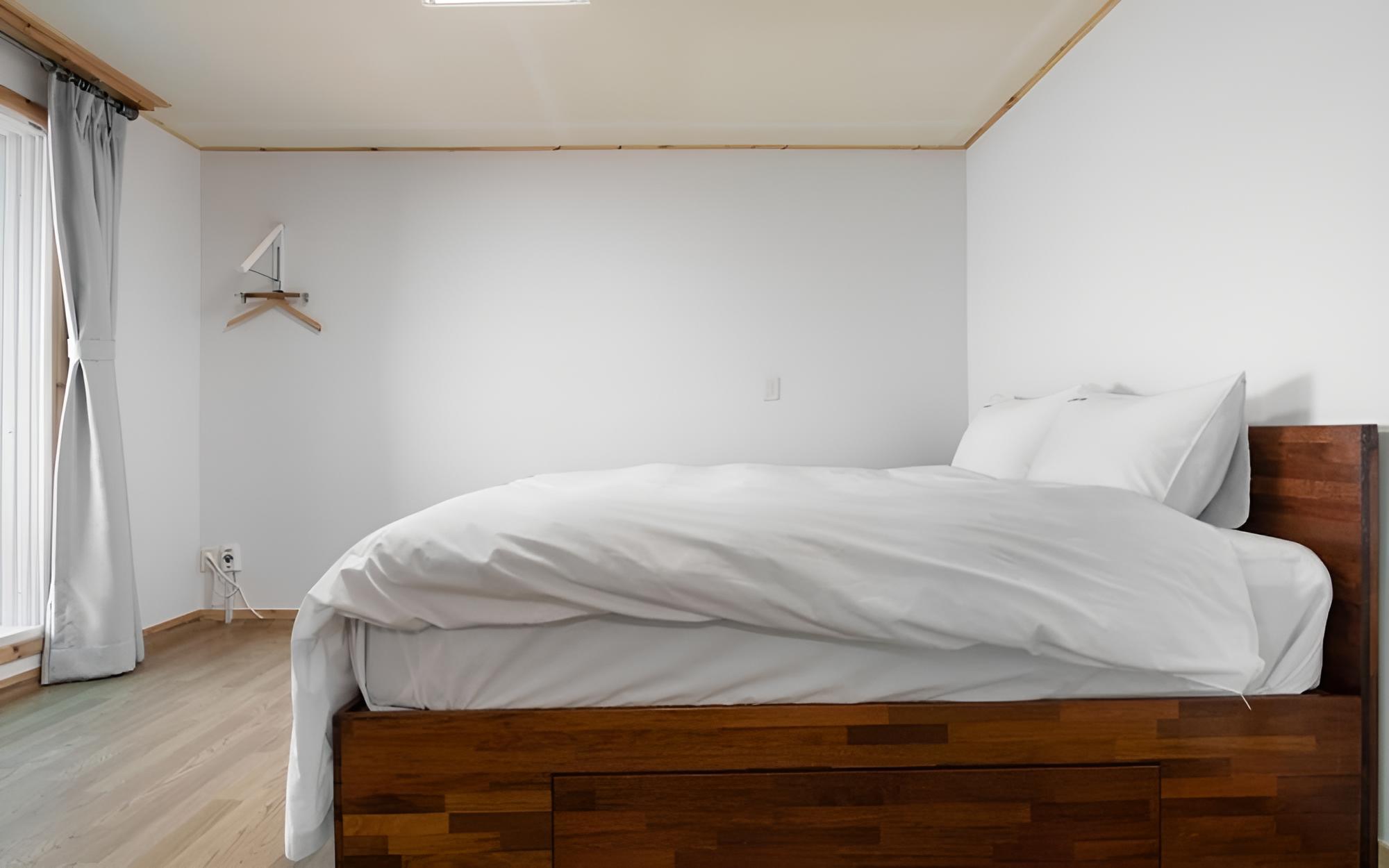 Room (Room 302) - Photo 8