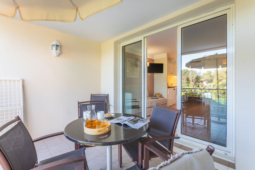 Appartement 5 personnes - 1 chambre - Terrasse ou balcon - Vue piscine - Climatisé - Rénové photo 2