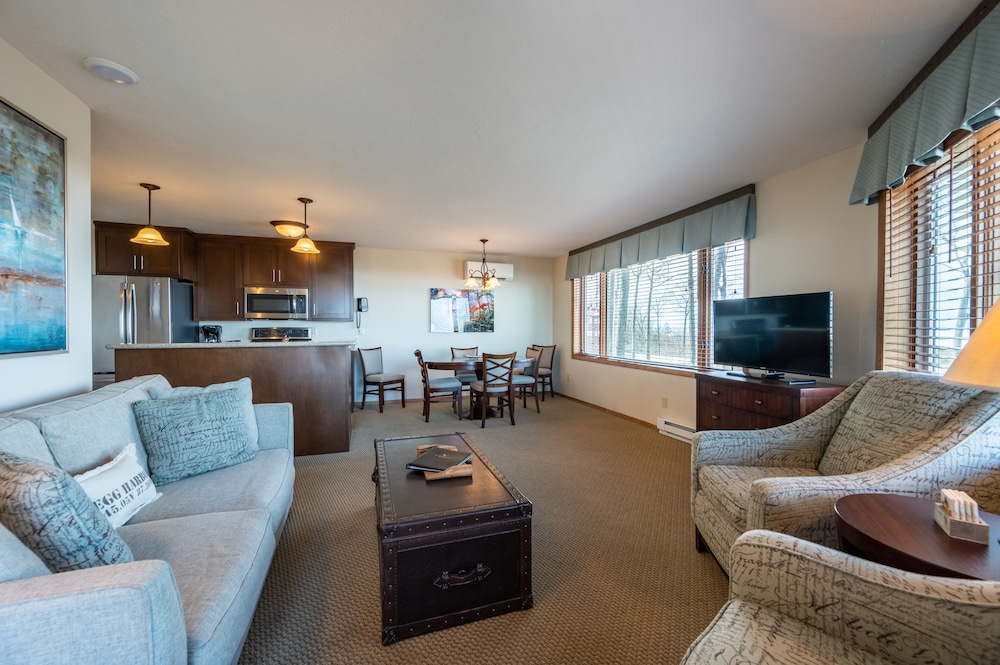 2 Bedroom 1 Bath Enclosed Wood View Queen/King