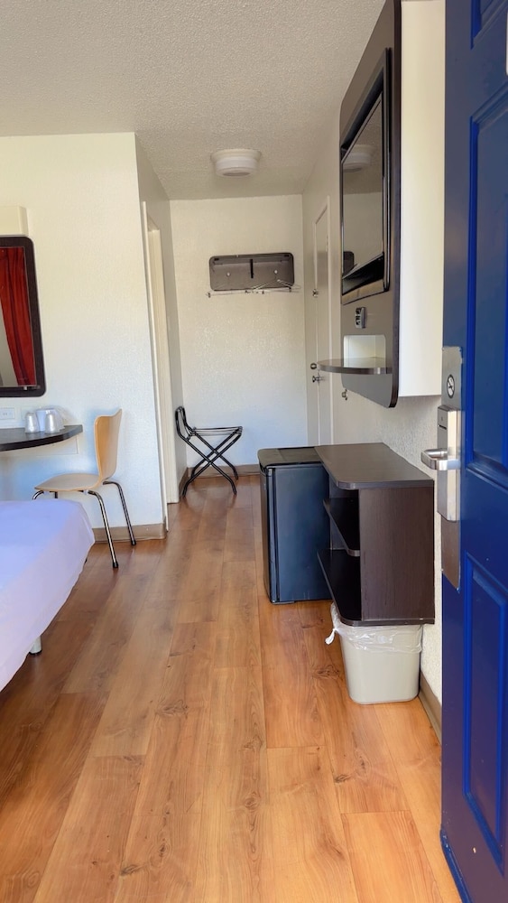 Deluxe Room, 1 Queen Bed, Non Smoking, Refrigerator & Microwave