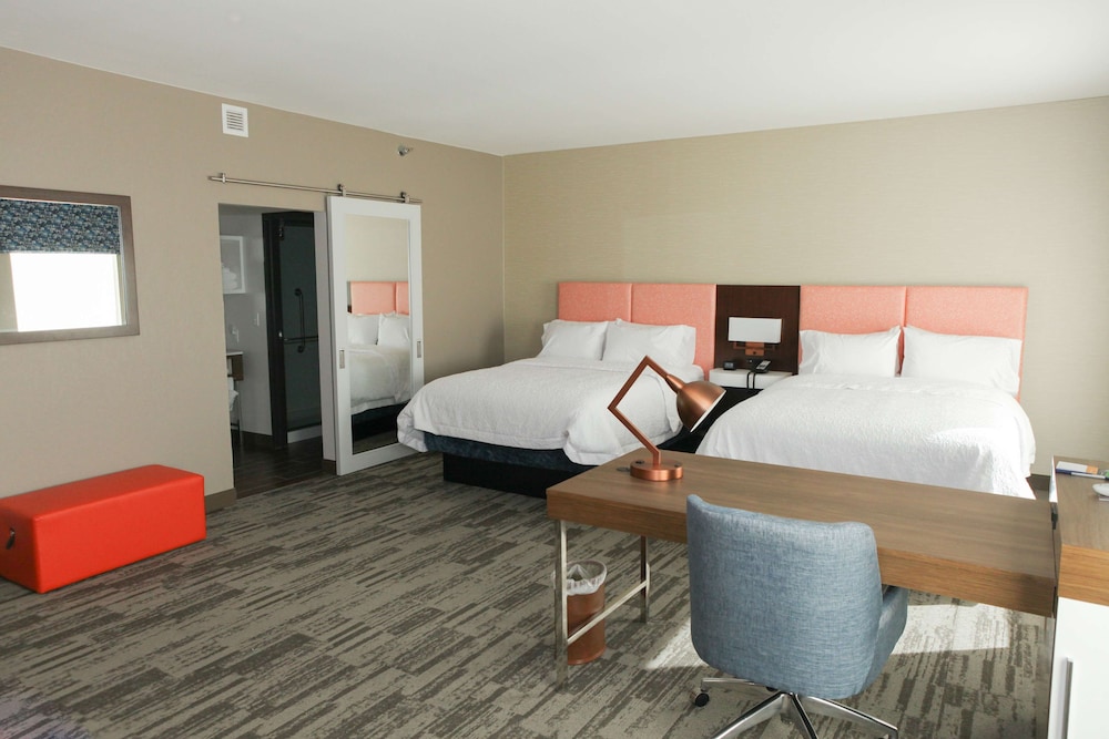 Studio, 2 Queen Beds, Refrigerator & Microwave (Wet Bar) photo 2