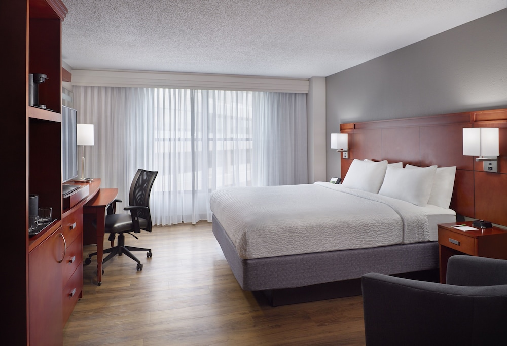 Room, 1 King Bed (Mobility/Hearing Accessible, Tub) - Photo 1