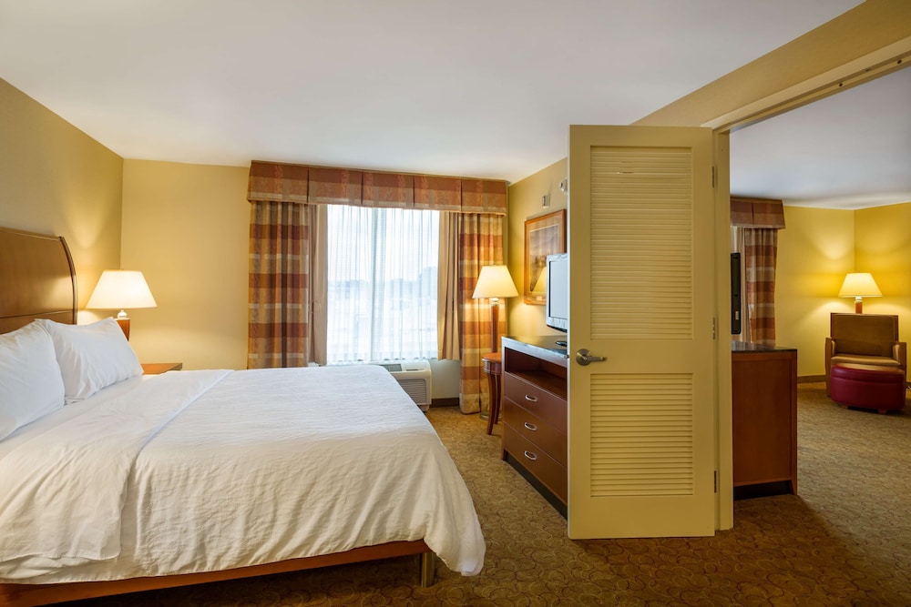 Suite, One King Bed, Accessible - Photo 2
