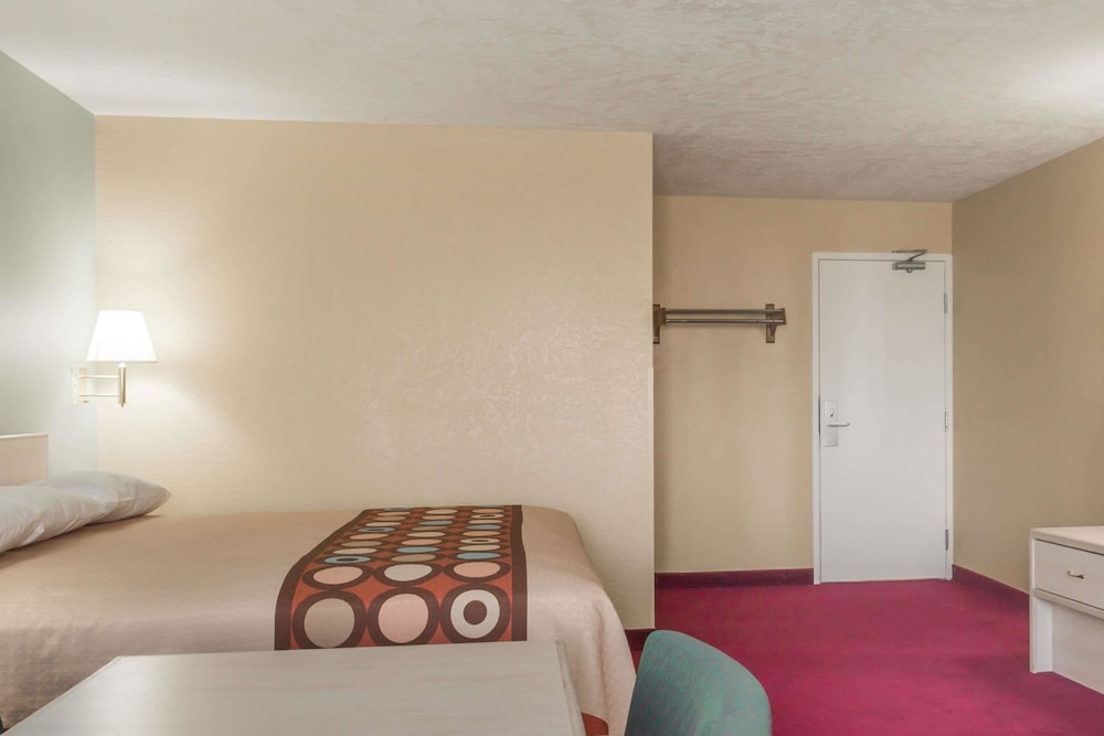 Room, 1 King Bed, Microwave photo 3