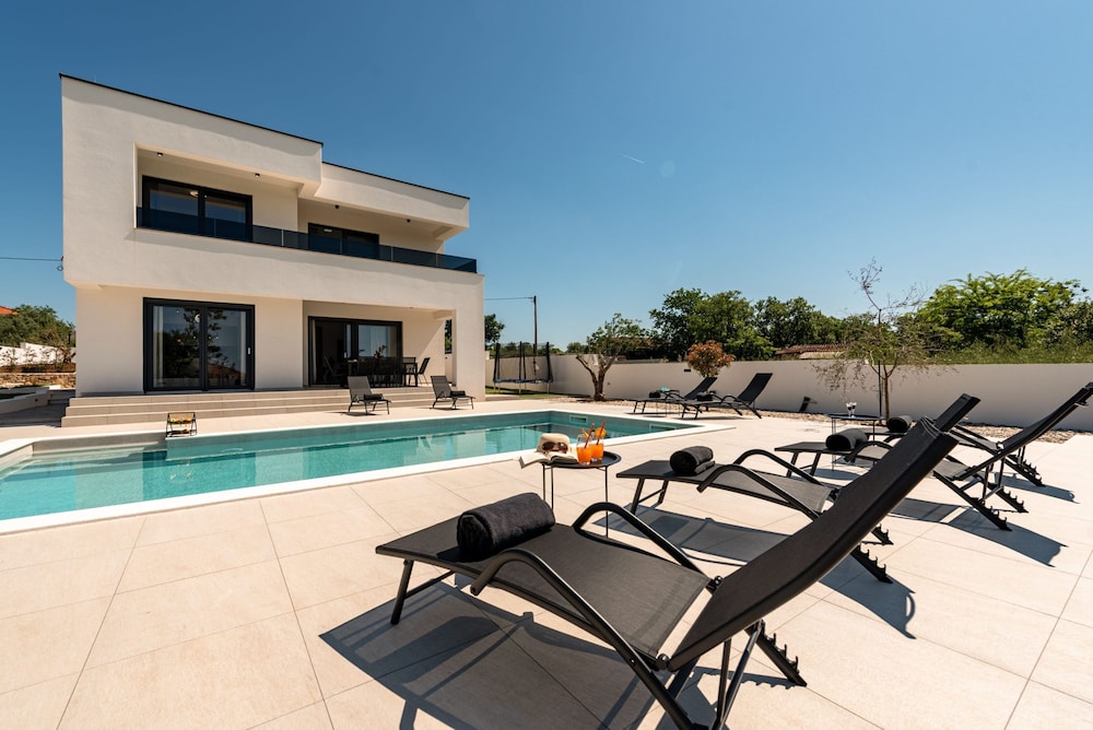 Villa photo 2