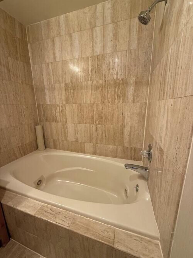 Deluxe Room, ONE KING BED JACUZZI LOFT - Photo 4