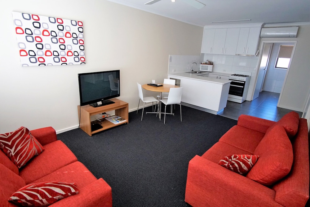 Deluxe 2 Bedroom Apartment, Upstairs photo 3