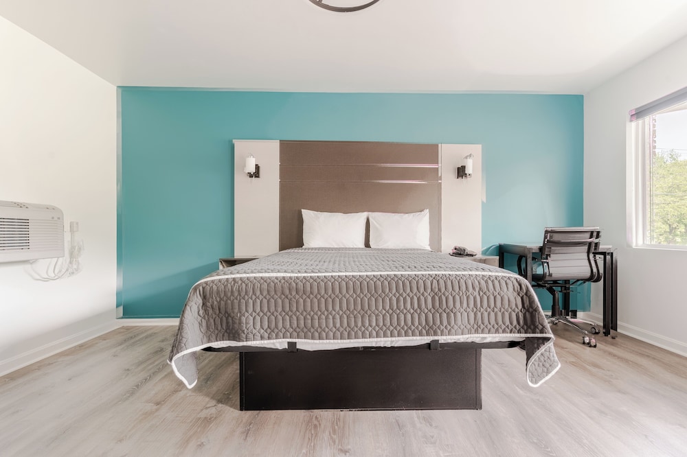 Classic Single Room, 1 Queen Bed, Non Smoking, Ground Floor photo 3