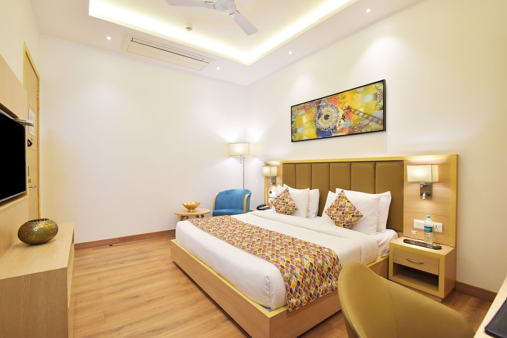 Standard Room, 1 King Bed, Non Smoking photo 1