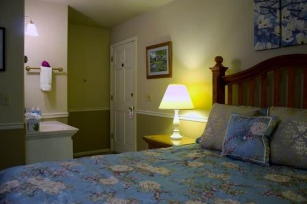 Room, Private Bathroom (05 Cottage Queen) photo 2