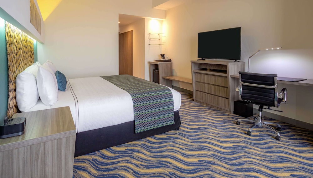 Standard Room, 1 King Bed - Photo 4