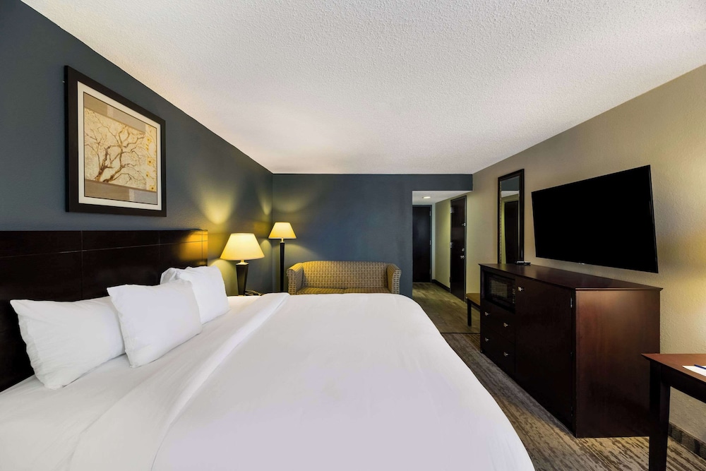 Standard Room, 1 King Bed, Non Smoking - Photo 2
