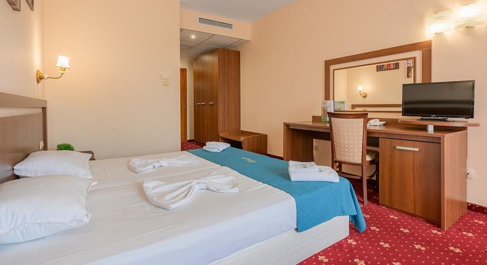 Standard Double or Twin Room, Pool View photo 1