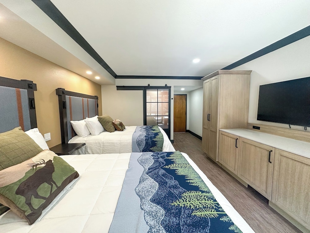 Main Lodge Two Queen Beds