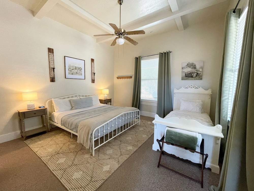 Superior Suite, Courtyard View (14 COU)