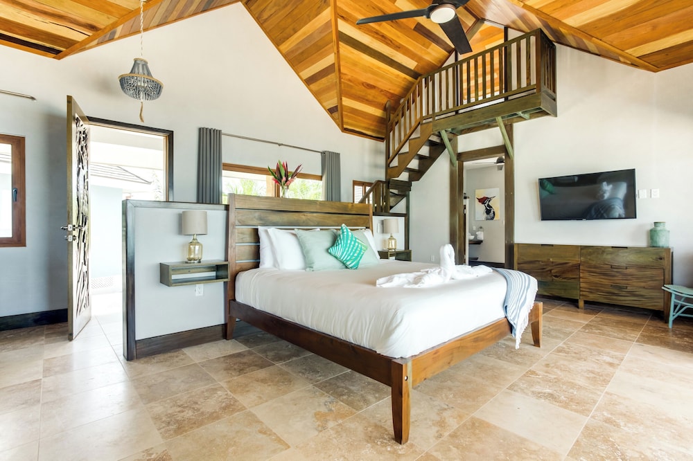 Deluxe Bungalow, 1 King Bed, Beach View photo 2