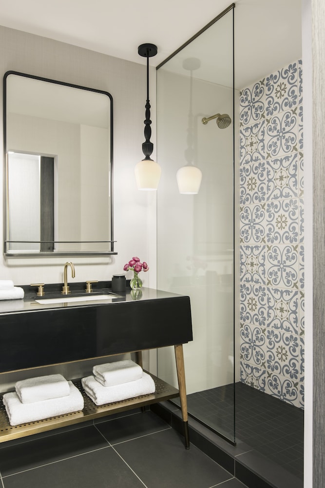 Room, 1 Queen Bed (Walk-In Shower) thumbnail 5