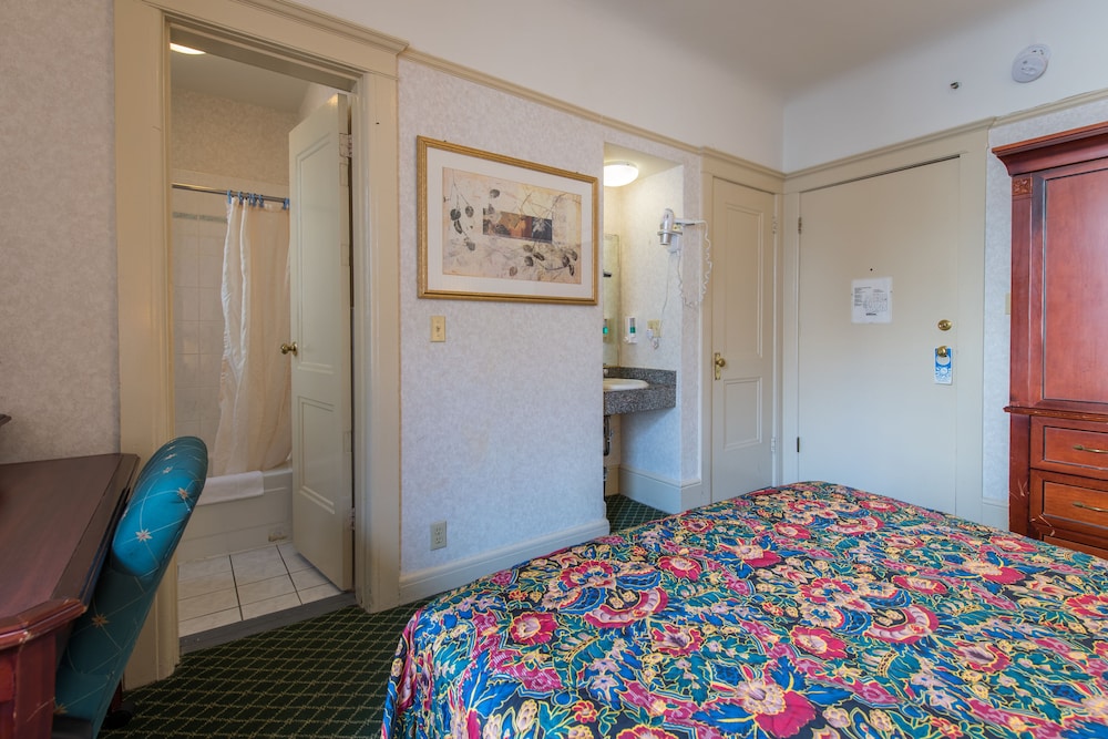 Deluxe Room - Photo 5