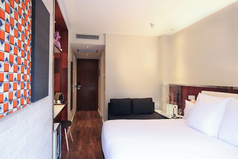 Superior Double Room Single Use thumbnail 5