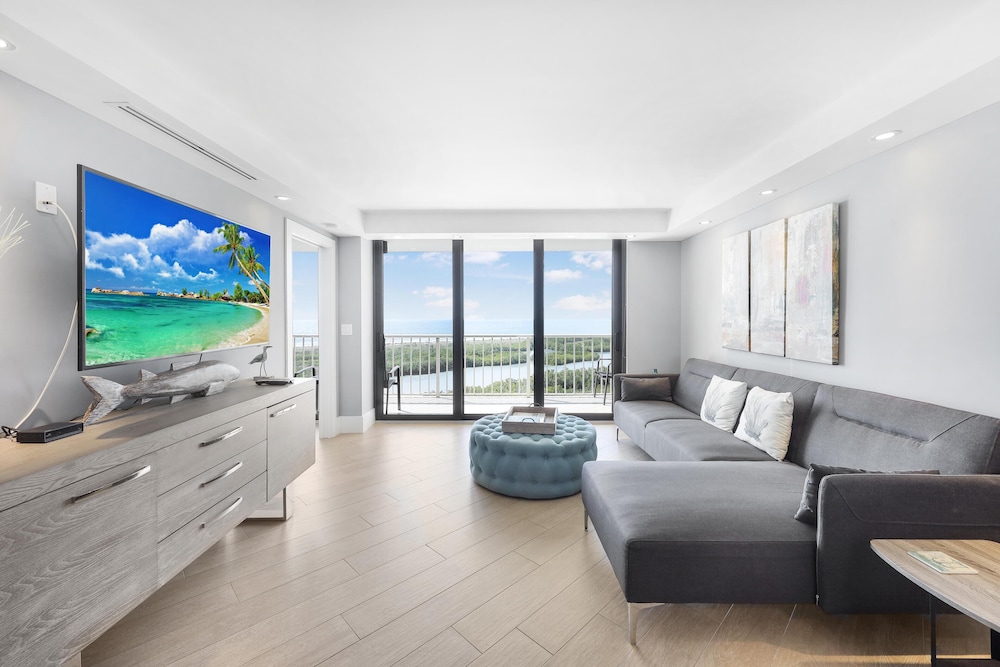 Condo, 1 King Bed with Sofa bed (Elegant beachfront condo in private c) photo 1
