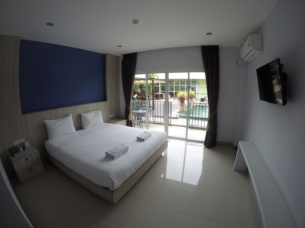 Deluxe Room, Pool Access photo 2
