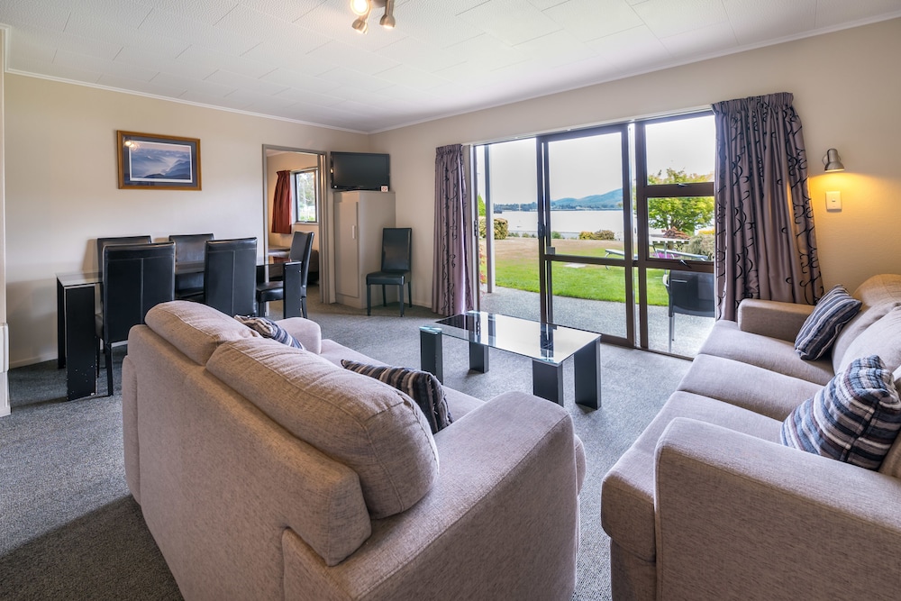 Standard Suite, 2 Bedrooms, Non Smoking, Kitchen (Lakefacing)
