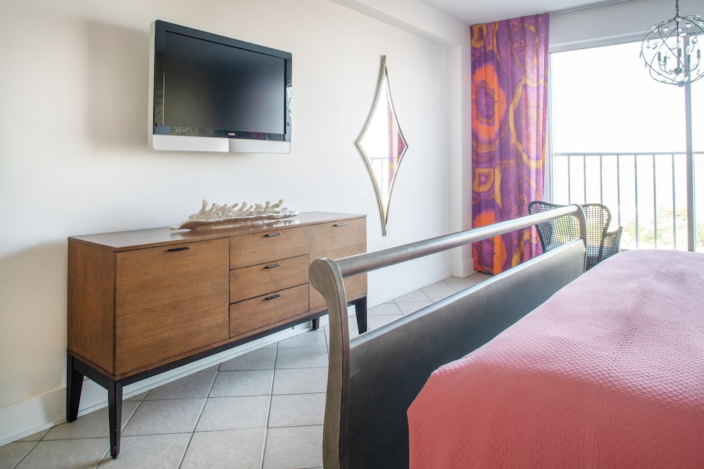 Standard Room, 1 King Bed, Oceanfront - Photo 9