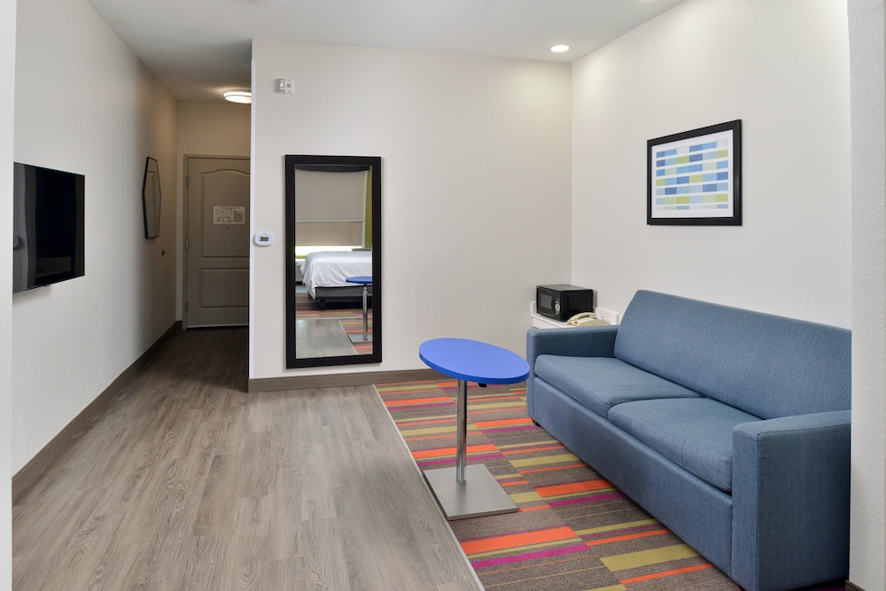 Suite, 1 King Bed, Mobility Accessible (Communications, Mobil, Accessible Tub) - Photo 4