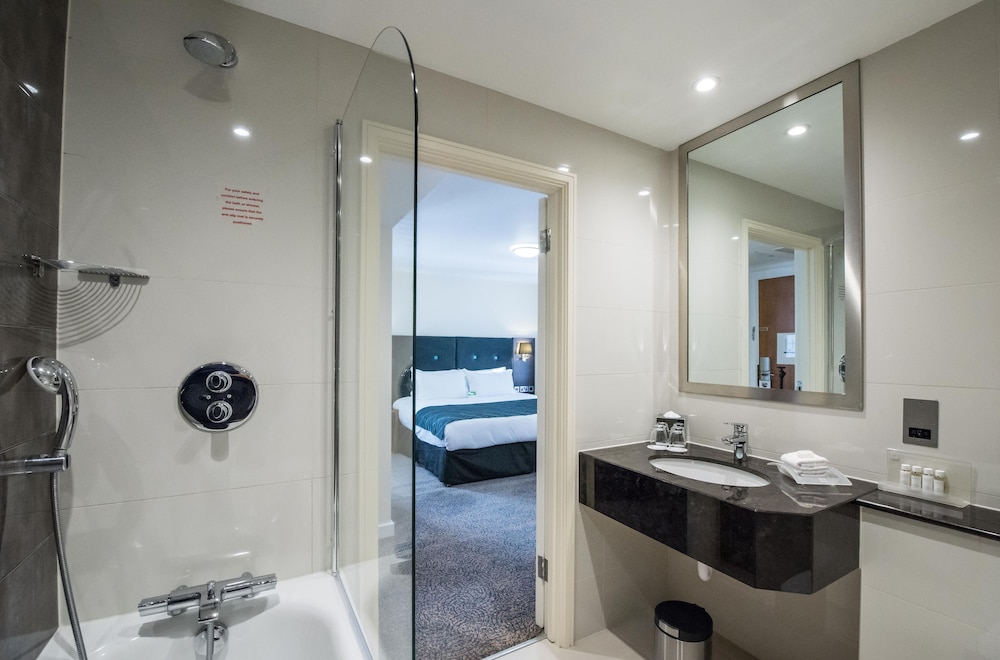 Suite, 1 King Bed thumbnail 6
