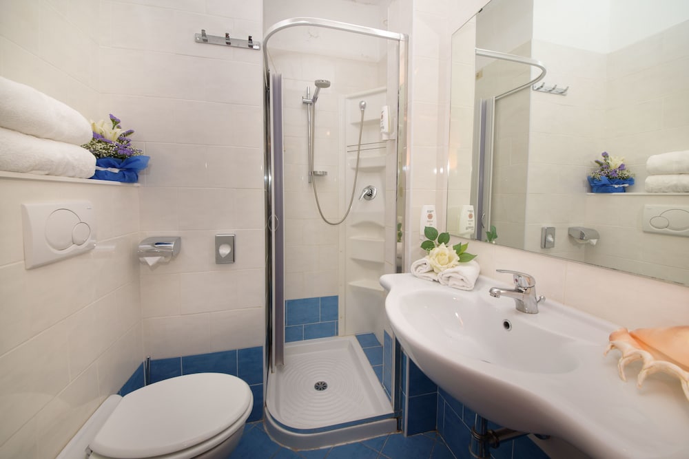 Economy Double Room, 1 Bedroom, Non Smoking, Partial Sea View photo 2